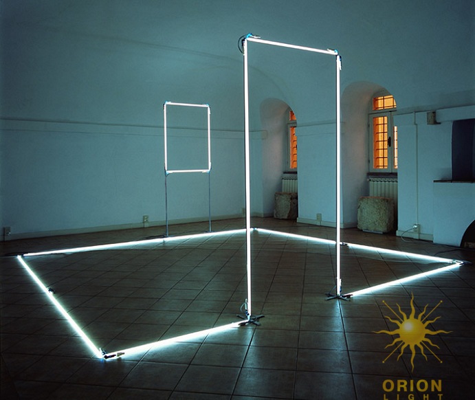 Световая инсталляция “Бесконечно”,“Senza fine”, 2006 г, неон и провода из нейлона, 300 × 500 × 500 см Световая инсталляция “Бесконечно”,“Senza fine”, 2006 г, неон и провода из нейлона, 300 × 500 × 500 см